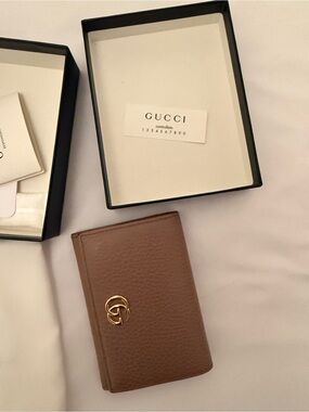 GUCCI  Taupe Leather Card Holder with Gold Logo